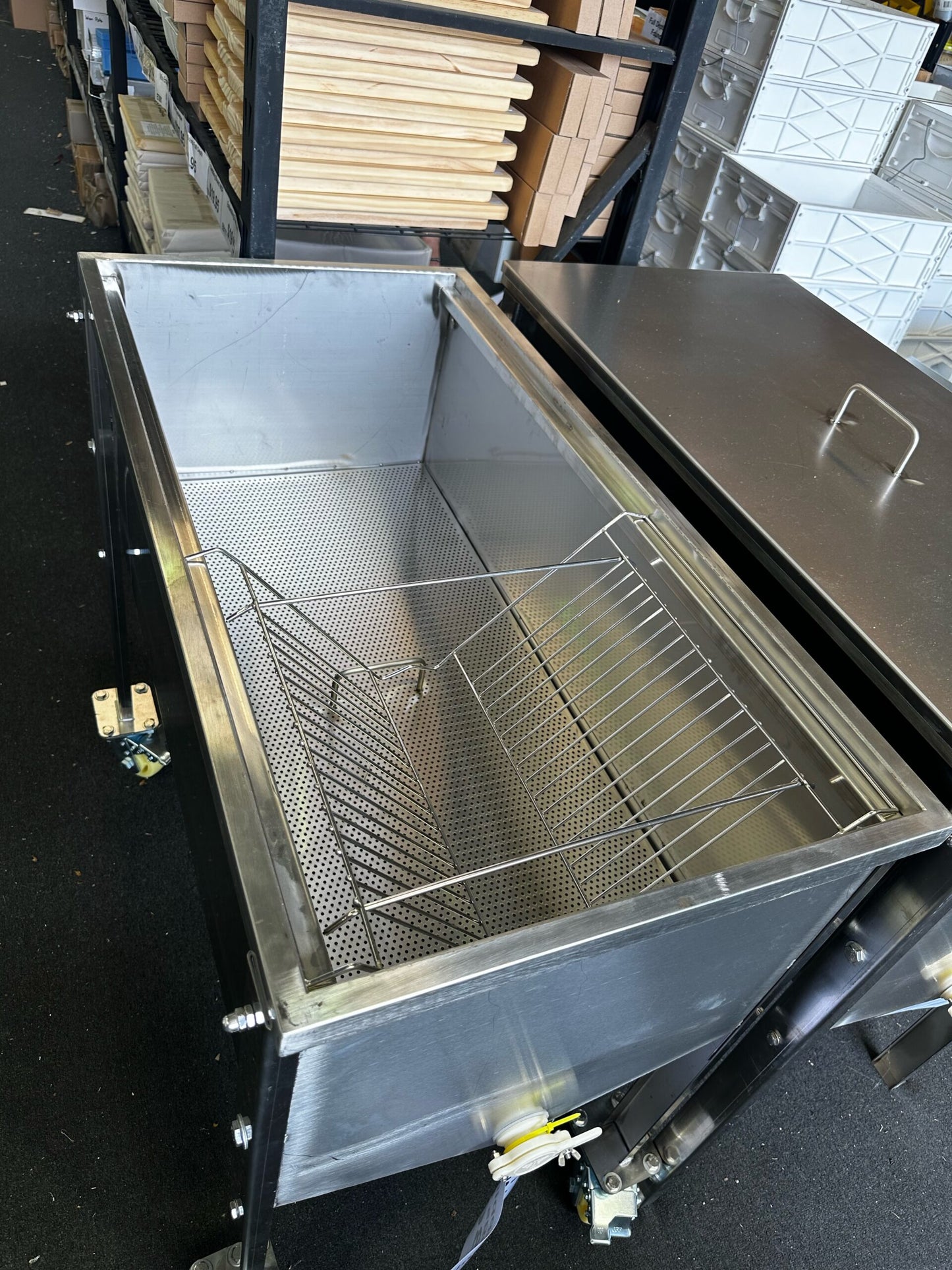 Uncapping Tank with Legs & Wheels